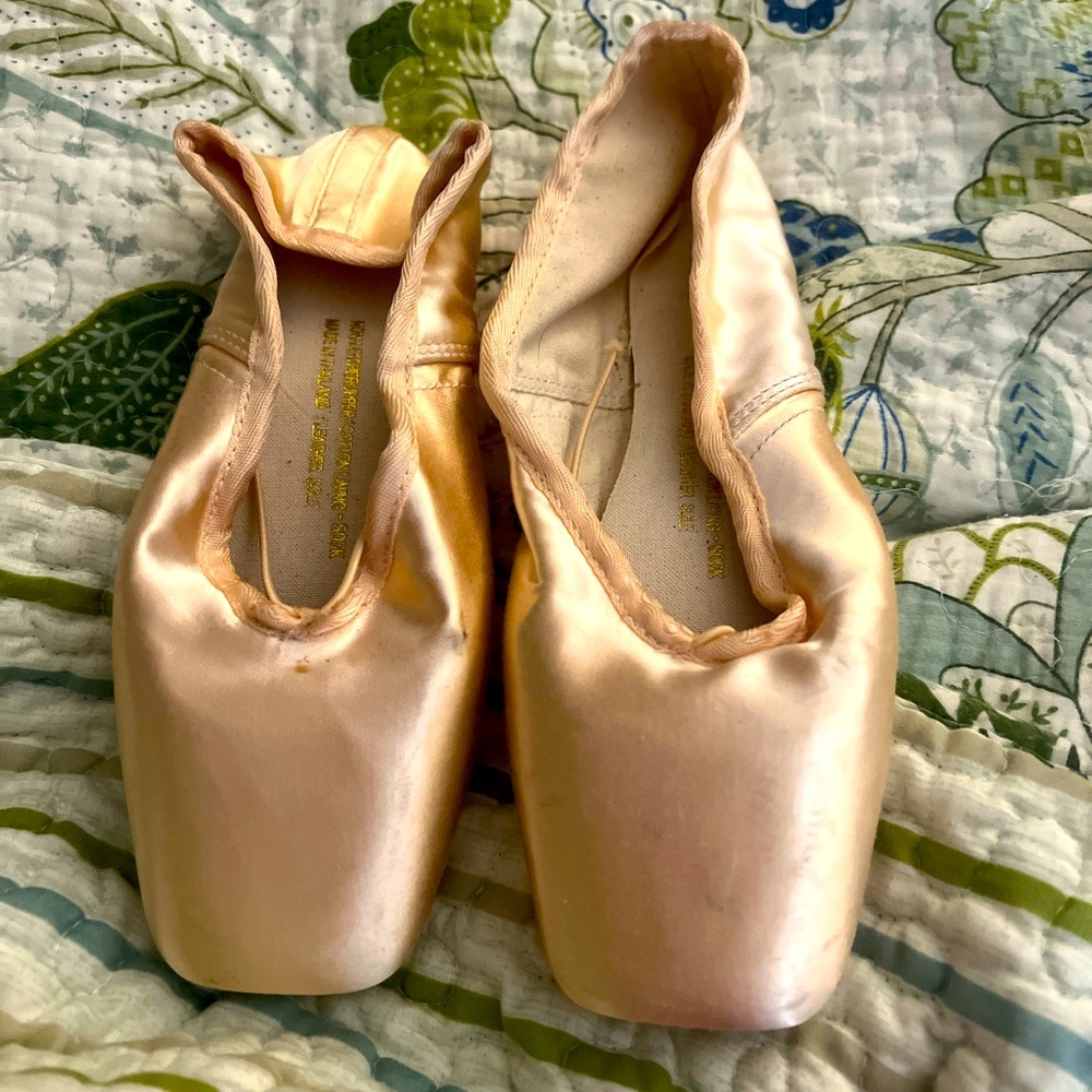 Ballet Pointe shoes size 6.5